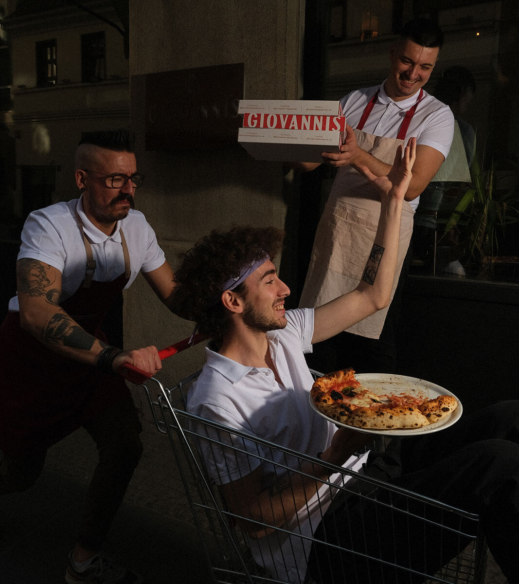 giovannis-pizzeria-wine-drinking-miloshmi-studio